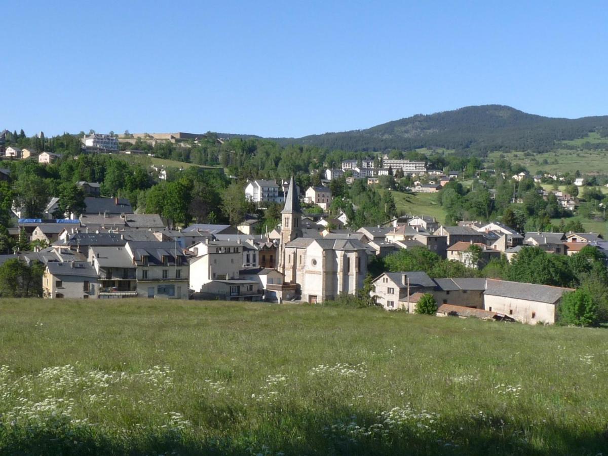 Charmant Appartement Dans Le Village/Coqueto Apartamento En El Pueblecito La Cabanasse Luaran gambar