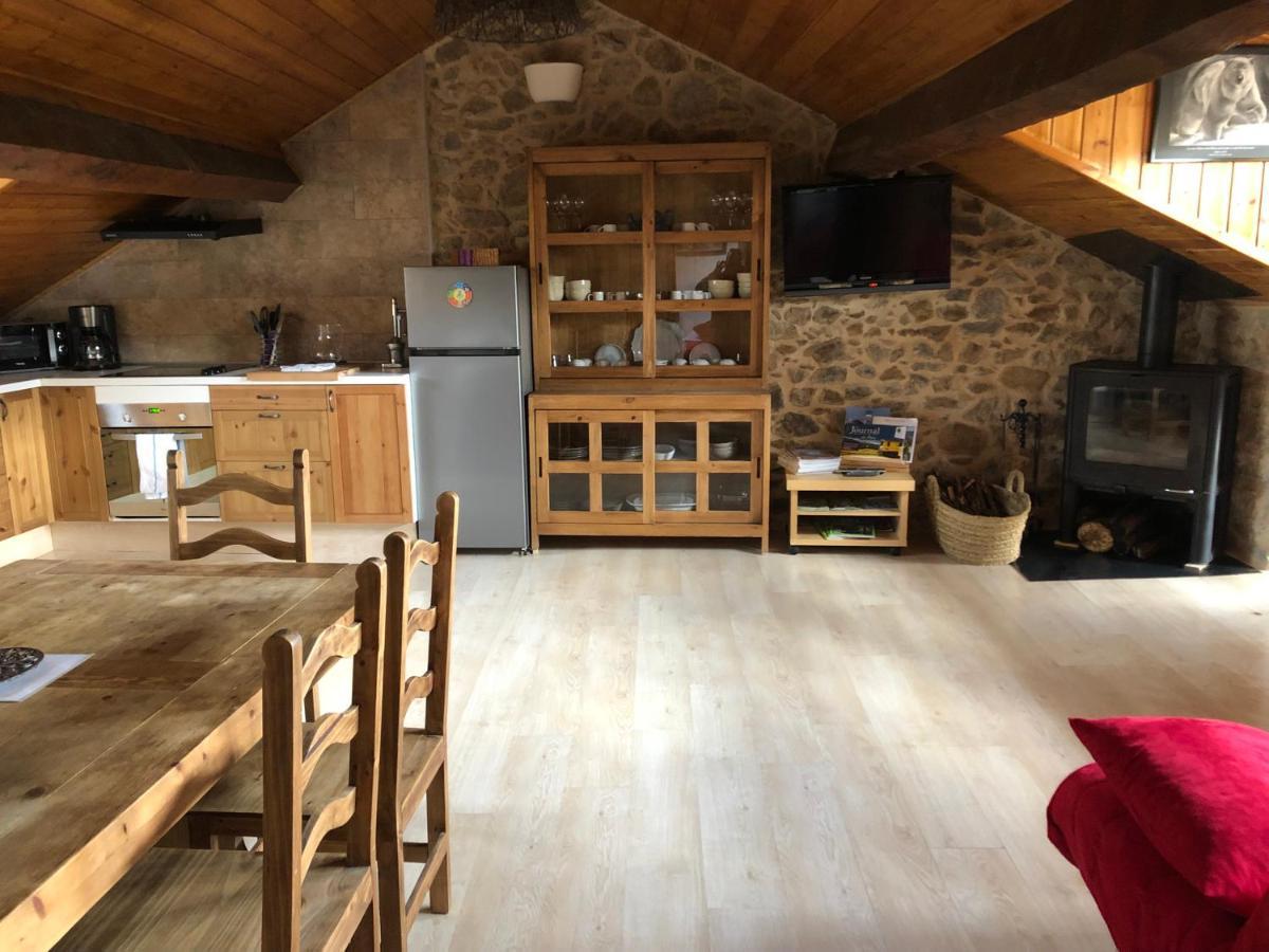 Charmant Appartement Dans Le Village/Coqueto Apartamento En El Pueblecito La Cabanasse Luaran gambar
